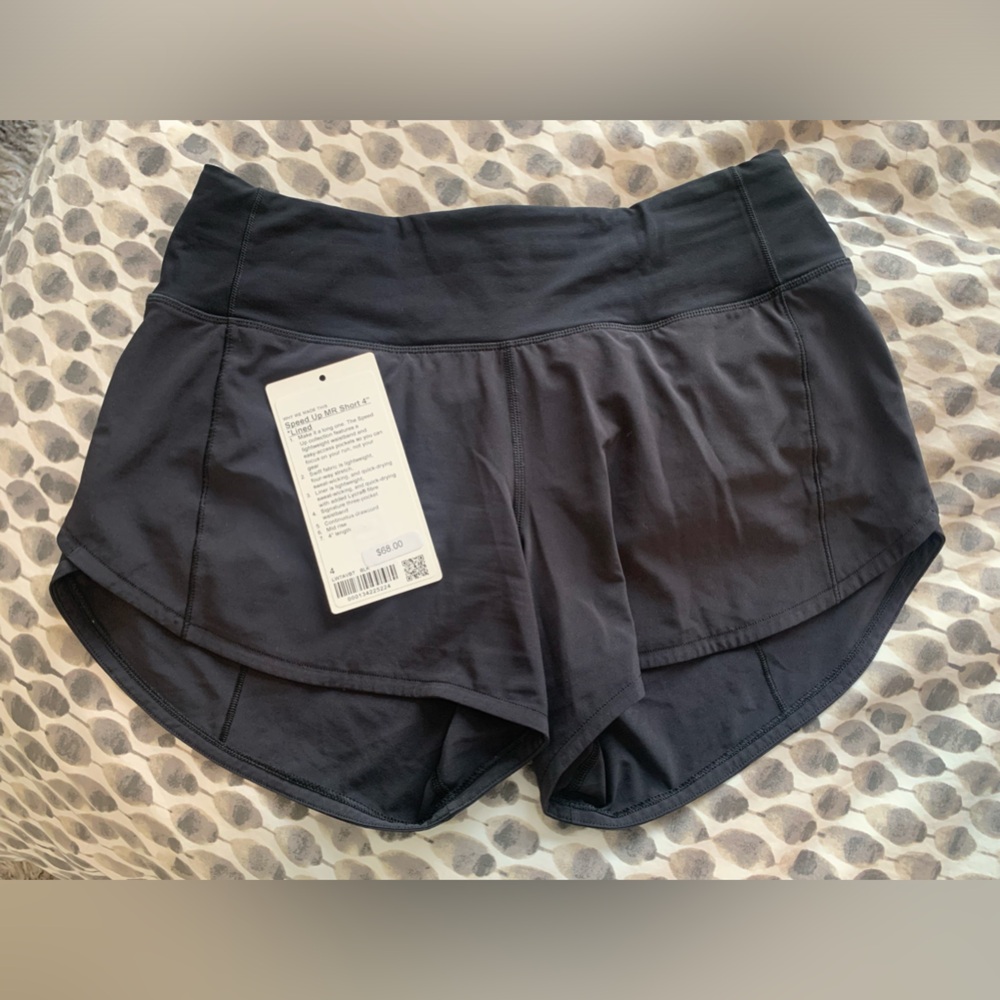 Lululemon Mid Rise Speed Up Shorts 4”